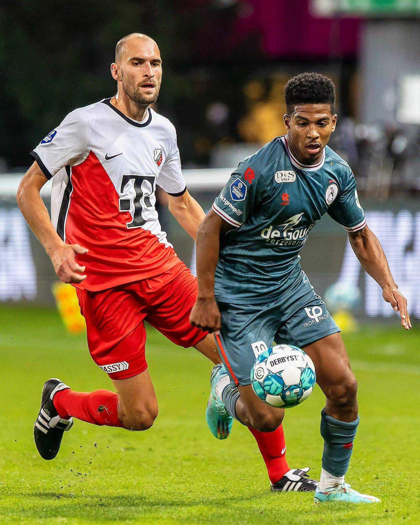 正吸引著全 正吸引著全